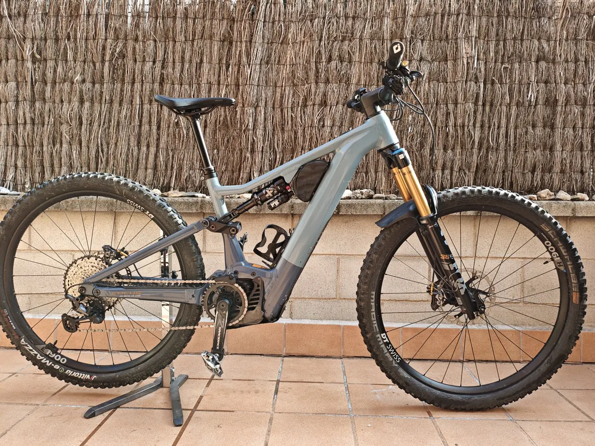Focus JAM² 6.9 con motor Bosch sobre un soporte de taller