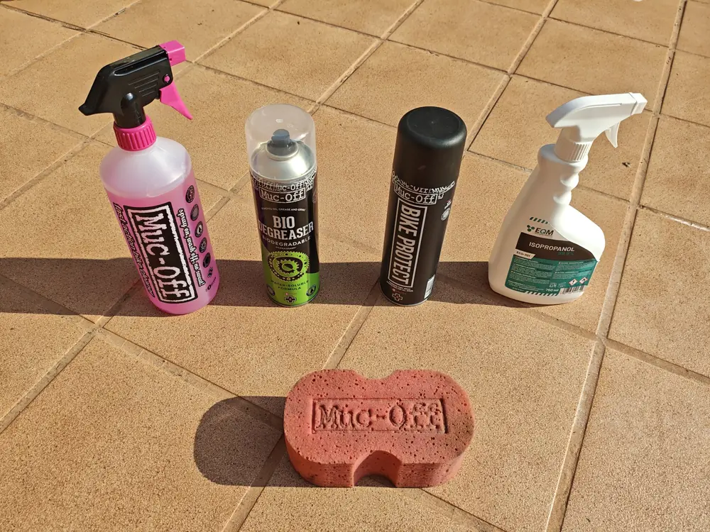 Productos que uso para limpiar la e-MTB: limpiador, desengrasante, protector, isopropanol y esponja Muc-Off