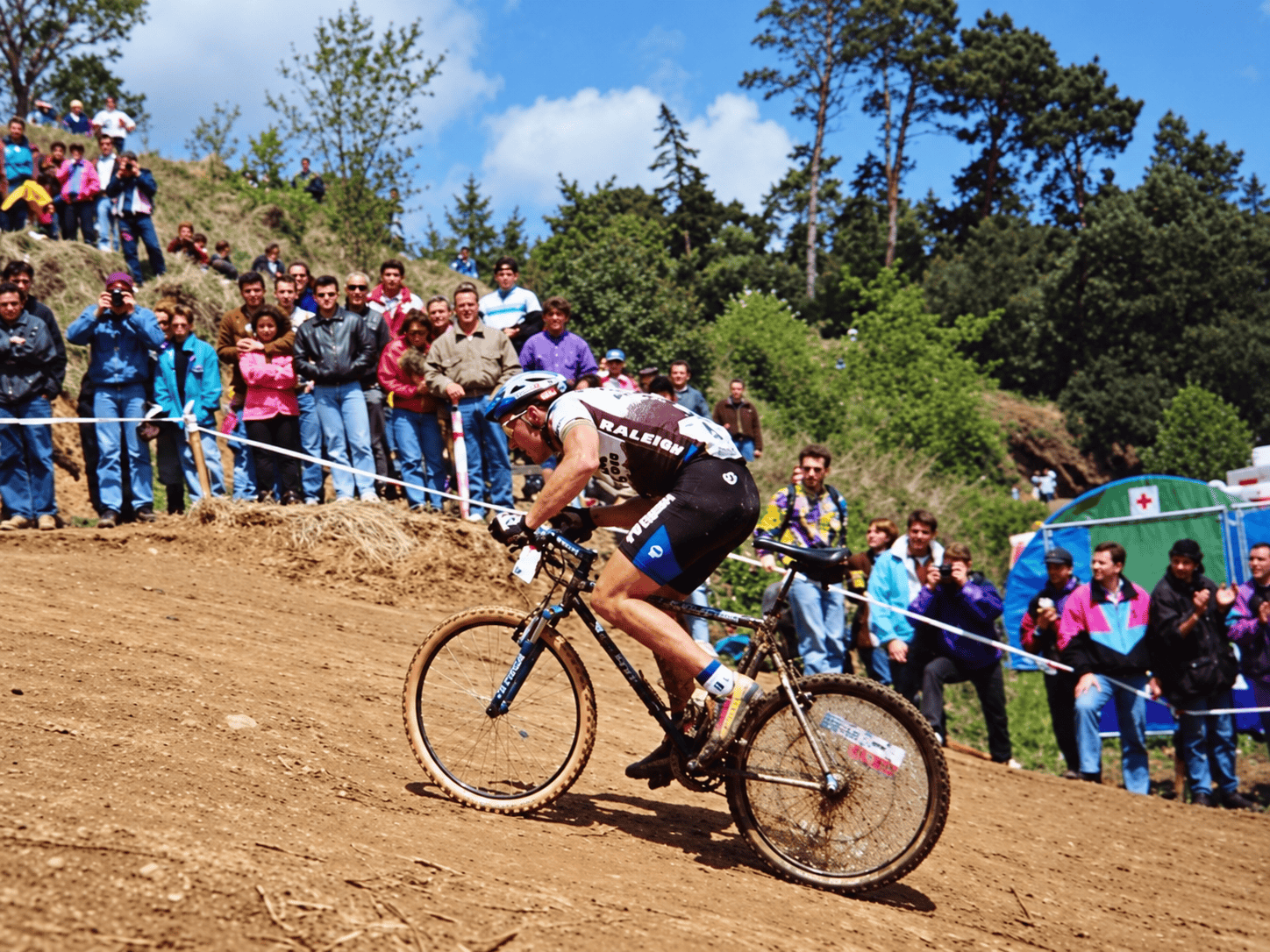 John Tomac en la Copa del Mundo Grundig de Llinars del Vallès de 1993, con público junto al circuito