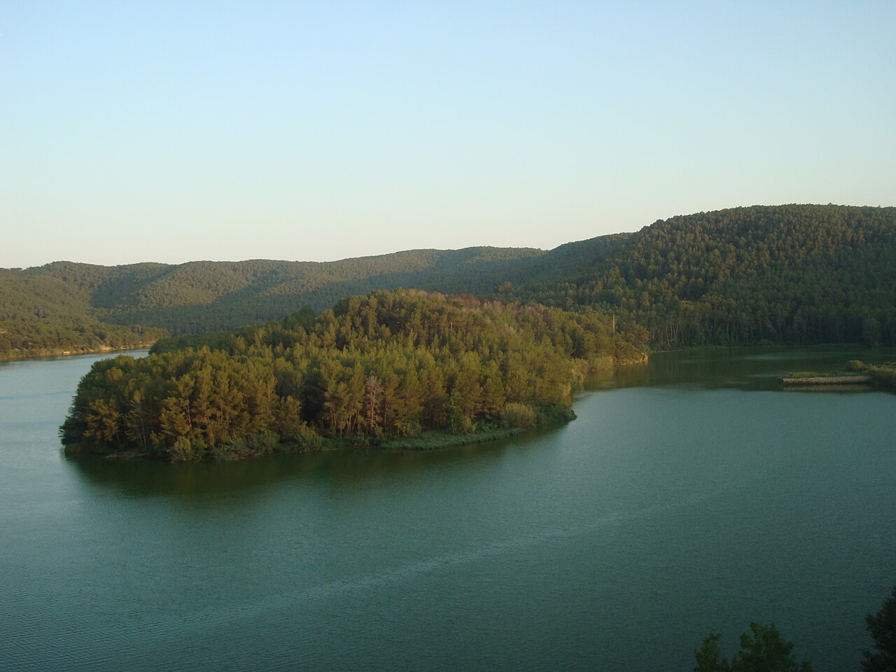 Vista del pantano de Foix en el entorno de Castellet