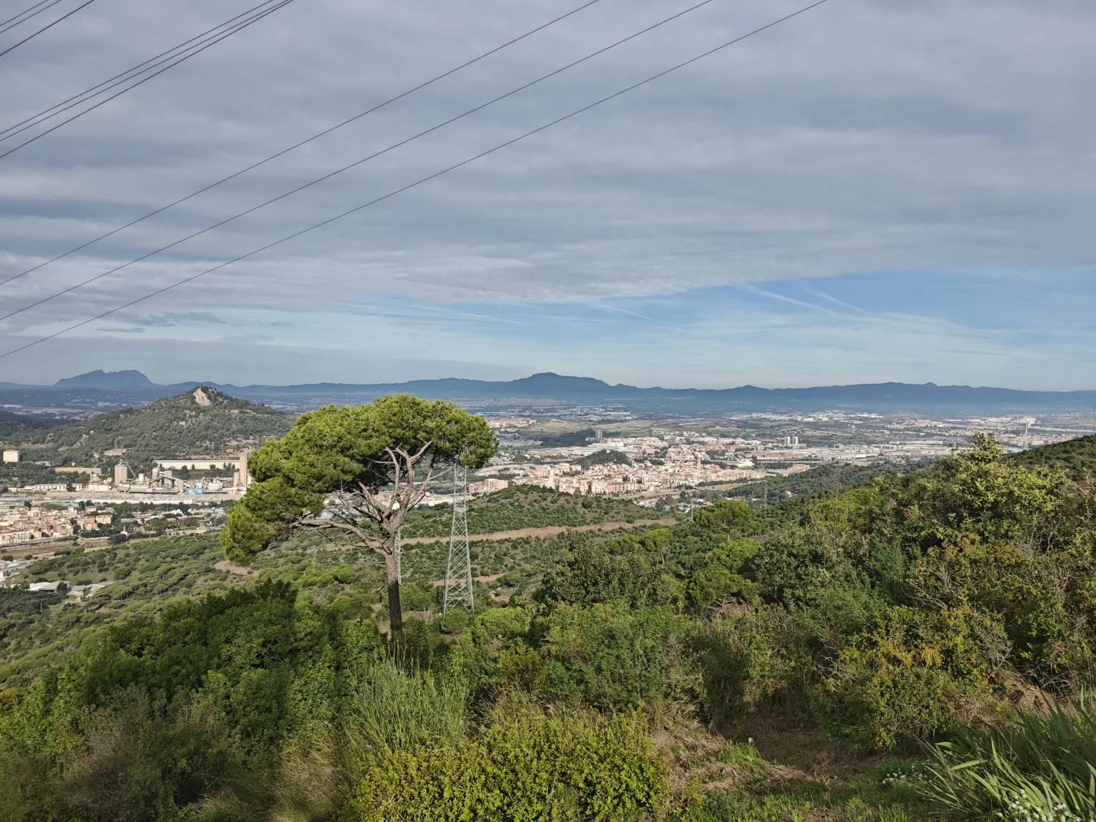 Panorámica del Vallès desde la Torre vigía Charlie, en Santa Coloma de Gramenet, con montañas y poblaciones al fondo