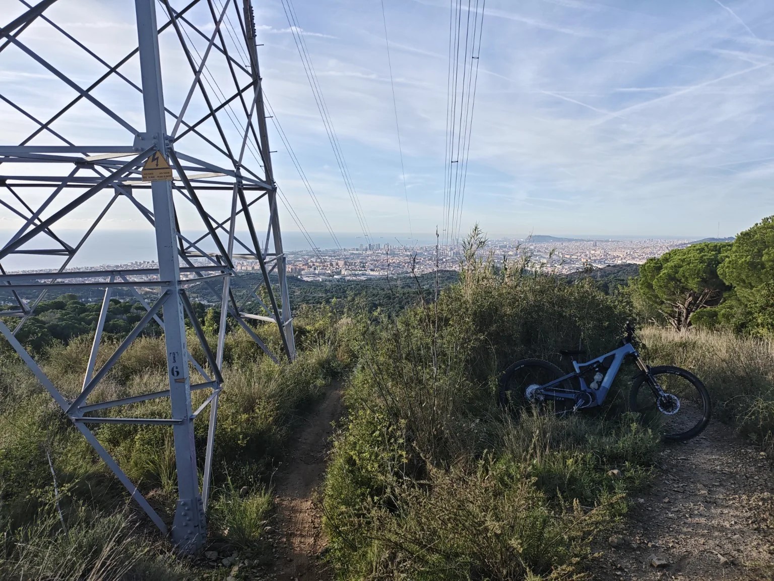Focus JAM² junto a la entrada de la bajada de Cal Dimoni, con Barcelona al fondo