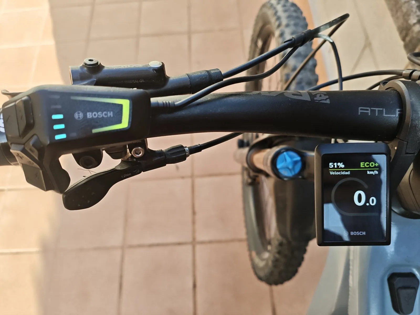 Manillar de mi Focus JAM² con el mando LED Remote de Bosch y la pantalla Kiox 300 mostrando el modo ECO+