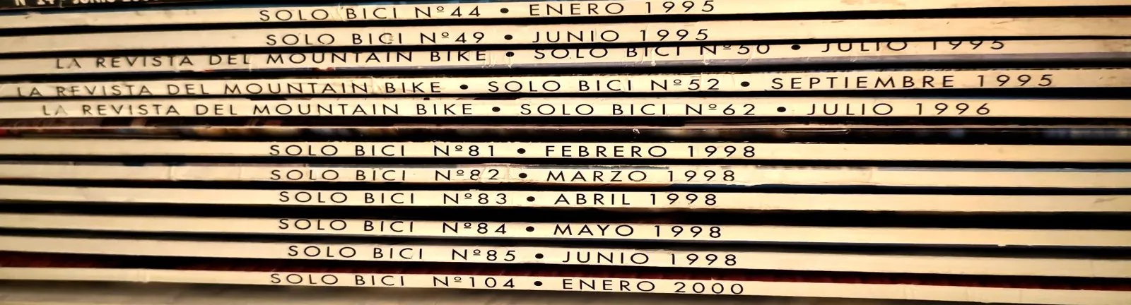 Lomos de revistas Solo Bici apiladas, del n.º 44 (enero de 1995) al n.º 104 (enero de 2000)