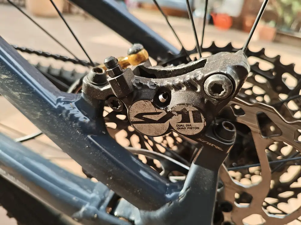Pinza trasera del freno Shimano Saint de cuatro pistones en la Focus JAM² 6.9